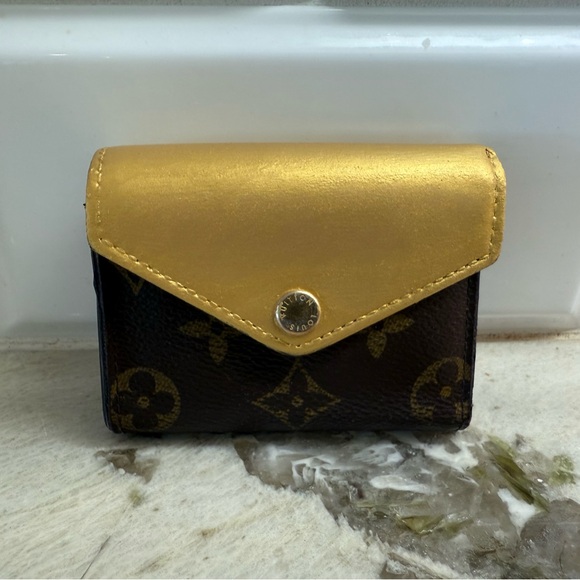 Louis Vuitton Zoe Wallet - Picture 1 of 16